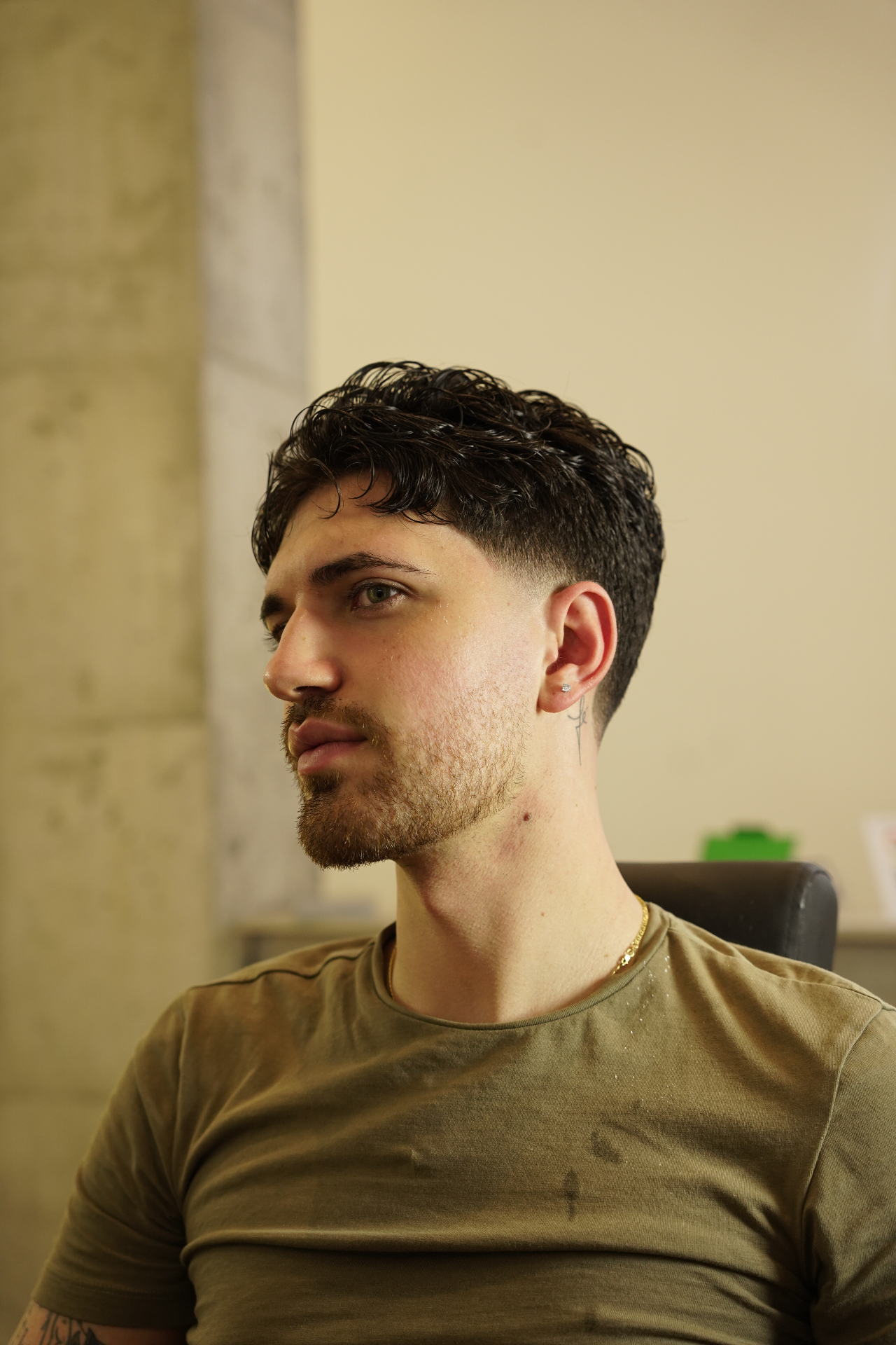 Taper fade con transiciones suaves y acabado limpio en barbería Granada