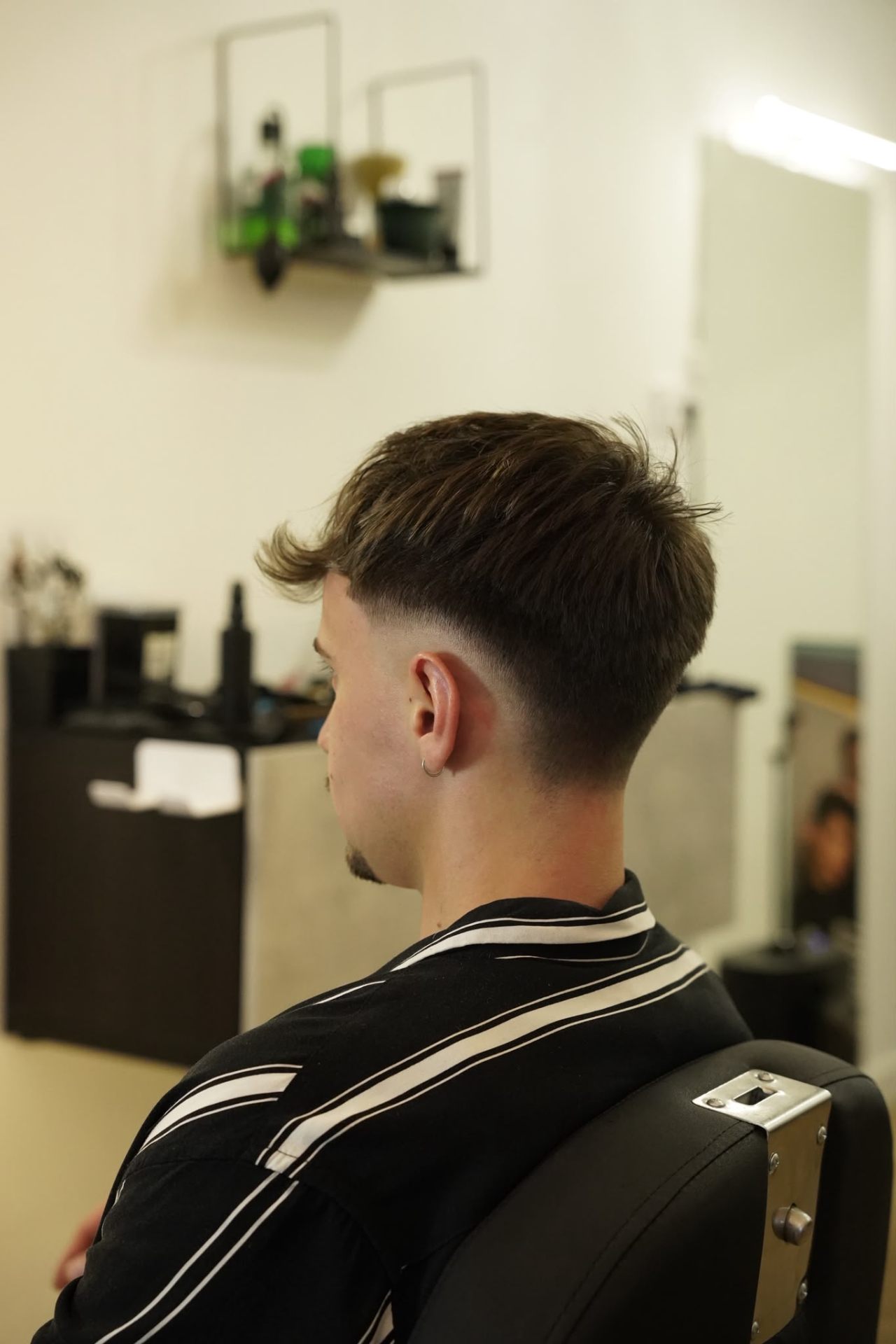 Mohitaper con fade y textura en barbería Granada