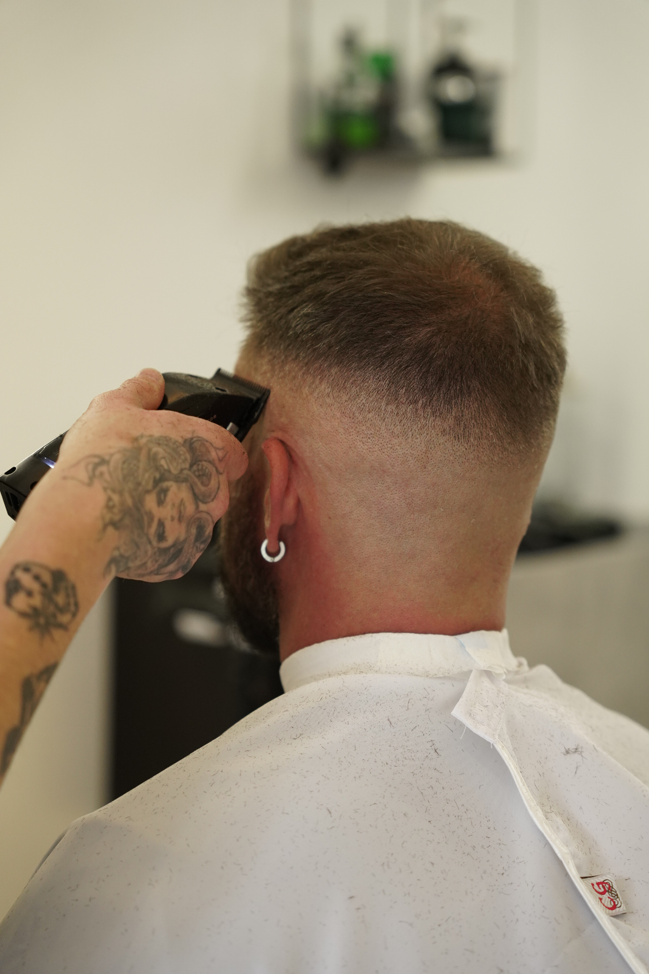 Skin fade alto degradado a piel en GRX Barber Club Granada